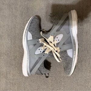 APL Women’s size 7 Gray Ascend Sneakers for training